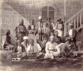 Grupo de quince asistentes de campamento a la fiesta del Príncipe de Gales en Beirut, 1862